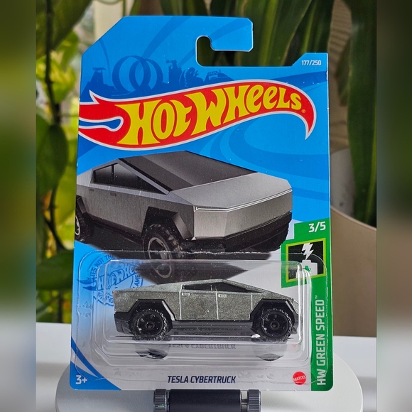 Hot Wheels Tesla Cybertruck and 2 Cyberquad - Picture 2 of 5